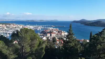 Haus in Kroatien direkt am Meer mit Garten und Terrasse