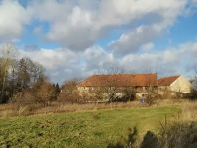 Nachhaltiges Hof-Projekt mit großem Naturgarten