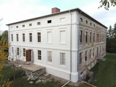 ehrenwertes klassizistisches Guthaus