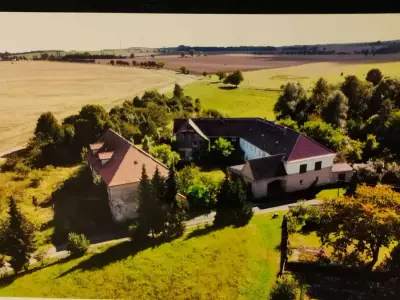 Nachhaltiges Hof-Projekt mit großem Naturgarten