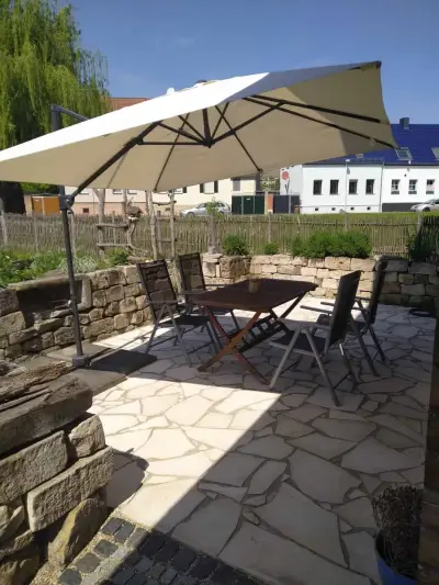 Holzhaus mit Garten