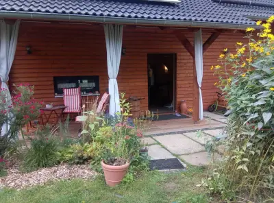Holzhaus mit Garten – Bild 2