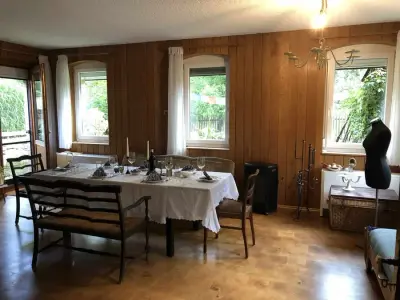 Mühlhaus am Bach mit freundlichem Hund – Bild 3