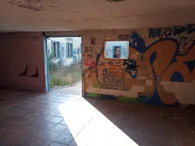 alte verlassene Militärstation in der Nähe eines Ortes – Bild 3