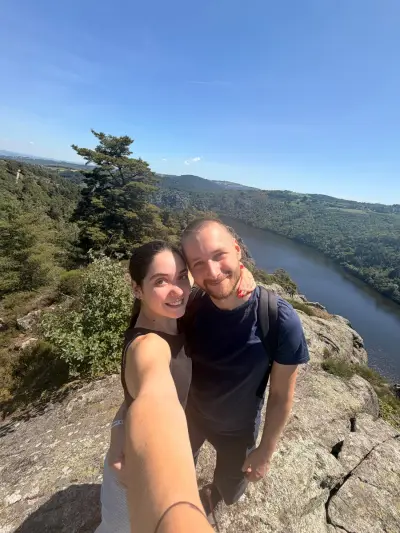 Couple français sérieux cherchant à aider et découvrir une nouvelle façon de vivre