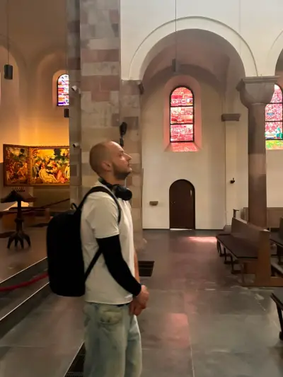 Junger Mann möchte Hilfe anbieten gegen Unterkunft.