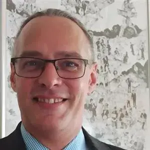 Koch und Hotelier hilft mit Hand und Köpfchen